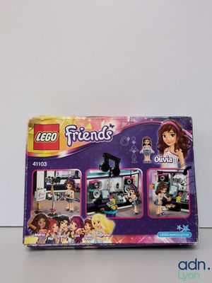 Le coffret Lego Friends se trouve dans la boîte posée sur la table.