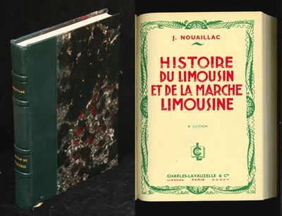 deux livres posés l'un à côté de l'autre sur une table