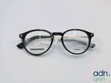 gros plan d'une paire de lunettes sur une surface blanche