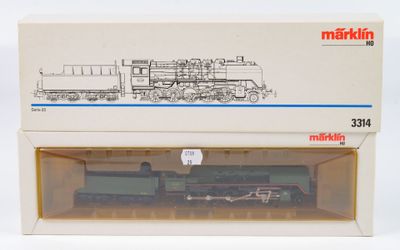 une boîte contenant un train miniature, posée sur une surface blanche