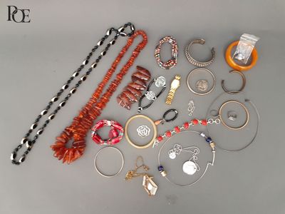 de nombreux types de colliers et de bracelets sur la table