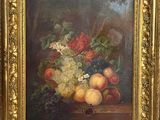 tableau représentant une nature morte composée de fruits et de fleurs, dans un cadre doré