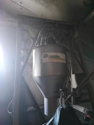 une image d'une machine à l'intérieur d'un bâtiment