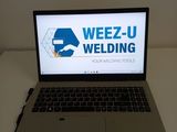 un ordinateur portable posé sur une table