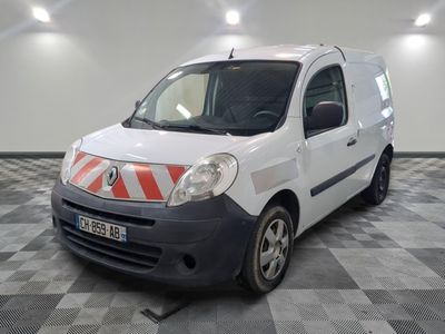 la photo d'une petite camionnette blanche garée dans un garage