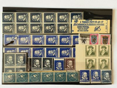 une photo d'une collection de timbres sur une table