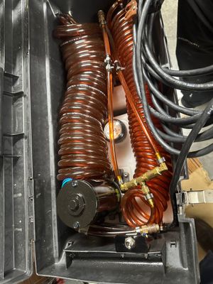 un gros bobinage de cuivre logé à l'intérieur d'un boîtier métallique