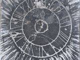 une photo en noir et blanc d'une horloge accrochée au mur