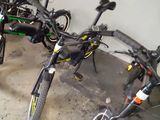 de nombreux vélos garés dans un garage
