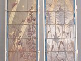 deux grands vitraux ornés d'oiseaux