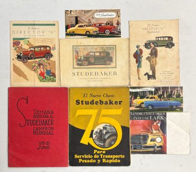 de nombreux livres posés sur une table