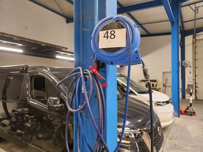 une photo d'une voiture en cours d'entretien dans un garage