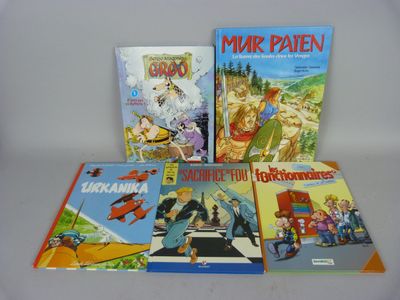 plusieurs livres pour enfants sont alignés sur une surface blanche