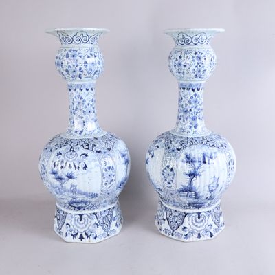 une paire de vases bleus et blancs posés sur une table blanche