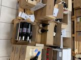 de nombreux cartons et bouteilles de vin accrochés au mur