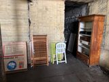 plusieurs chaises et une armoire dans un coin de la pièce