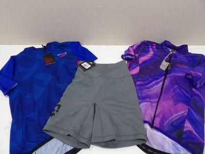 trois paires de combinaisons et de shorts posés sur une surface blanche