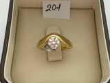 une bague en or avec un diamant dans une boîte