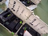 de nombreux appareils électroniques dans une boîte posée par terre