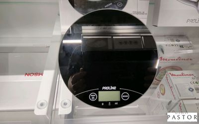 quelqu'un est en train de prendre une photo de l'intérieur d'un réfrigérateur