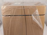 une grande boîte emballée dans du plastique et posée sur une table