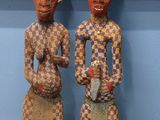 deux figurines placées l'une à côté de l'autre