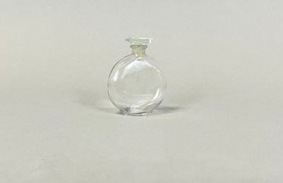 WORTH - Lalique Flacon de parfum en verre Signé sous la base…