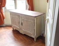BUFFET BAS en bois naturel mouluré, sculpté et relaqué gris,… (photo 2)