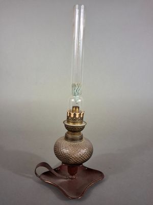 Lampe à huile en verre et tôle laquée rouge.