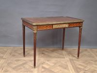 Table à écrire en bois plaqué à décor marqueté rehaussé d'él…