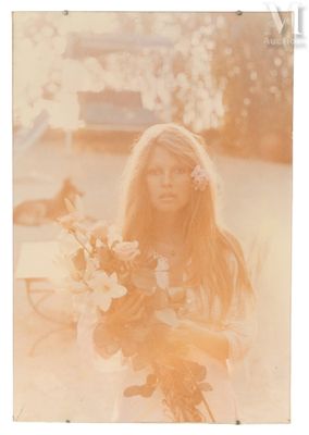 une photo ancienne représentant une femme tenant un bouquet de fleurs