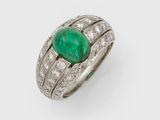 une bague en émeraude et diamant