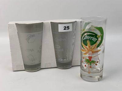 deux verres à shot sont posés l'un à côté de l'autre devant une boîte