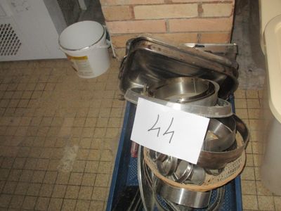 Une cinquantaine de cercles, moules, plats à rôtir. 6 plaques - Photo 1