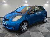 La Toyota Aygo bleue est garée sur un sol à damier.