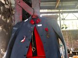 un manteau accroché à une tringle dans un immeuble