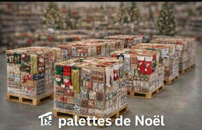 Plusieurs palettes de papier d'emballage de Noël sont empilées dans un entrepôt.