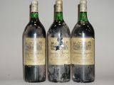 trois bouteilles de vin posées sur une table l'une à côté de l'autre