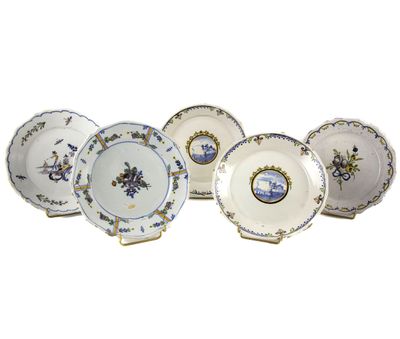 six assiettes ornées de motifs bleus et blancs sont alignées sur une surface blanche