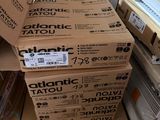 de nombreux cartons empilés sur le sol