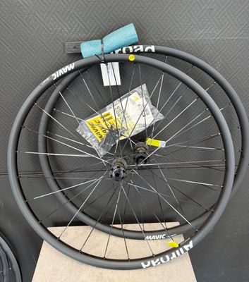 une roue de vélo à laquelle est fixé un guidon bleu