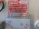 un gros plan d'un panneau apposé sur le flanc d'une machine