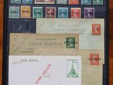une photo d'une collection de timbres sur une table