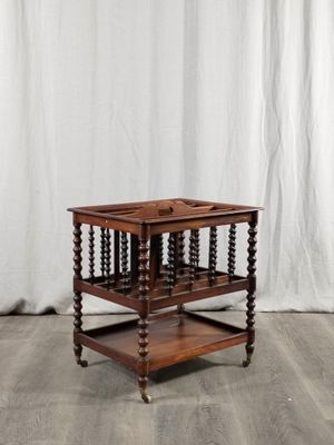 une vieille table en bois surmontée de deux étagères