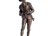 statue d'un homme portant un chapeau orné d'une plume