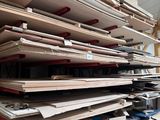 une grande pile de planches de bois dans un entrepôt