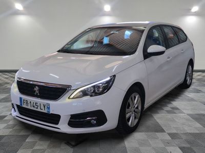 la voiture blanche est garée dans le garage sur le sol en damier
