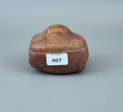 une image représentant une petite boîte en bois sur laquelle est accrochée une étiquette