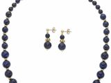 un ensemble composé d'un collier et de boucles d'oreilles avec des perles de verre bleues