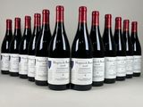 six bouteilles de vin rouge alignées sur une table